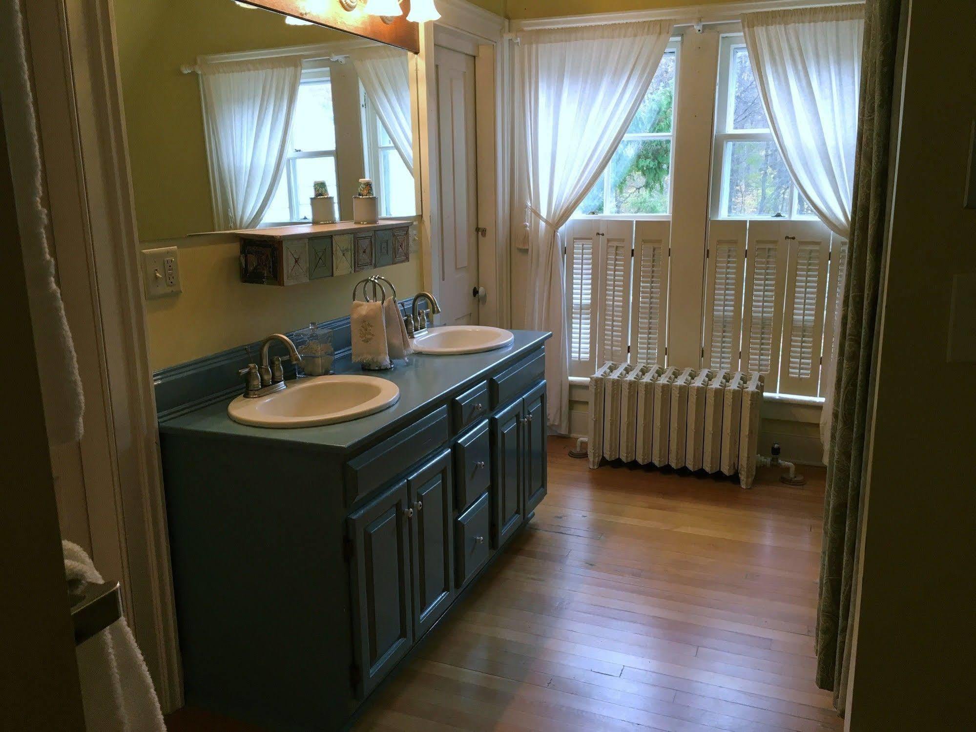Dreamhouse Country Inn Bristol Bagian luar foto